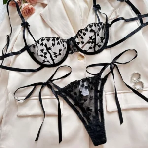 Ensemble de lingerie érotique à broderies florales, semi-transparent, soutien-gorge et string, lingerie et sous-vêtements sexy pour femme