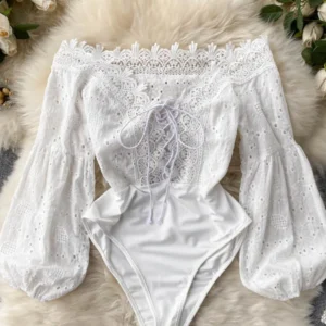 Body femme collection été-automne 2025 : dentelle ajourée, empiècements, Dentellets, col V, épaules dénudées, manches lanternes, body sexy pour soirées.