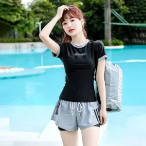Ensemble de maillot de bain deux pièces pour femme, composé d'un short à manches courtes et d'un short à cordon, idéal pour la plage, la piscine et l'entraînement.