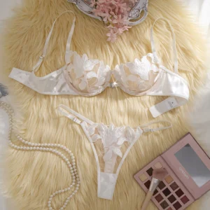 Ensemble de lingerie blanche sexy, une expérience de vie intime quotidienne à la fois pure et empreinte de séduction ZA824031
