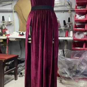 Ensemble 3 pièces pour femme, style gothique vintage, collection 2025 : corset court noir sans manches, culotte bandage et jupe fendue en résille.