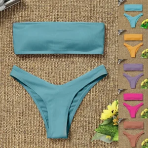 Maillot de bain deux pièces sexy uni, collection 2026, haut sans bretelles et short assorti, idéal pour l'été tropical.