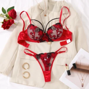 Un ensemble de lingerie rouge sexy, comprenant un soutien-gorge et une culotte à motifs de marguerites, ainsi qu'un pyjama confortable style maison ZA825127