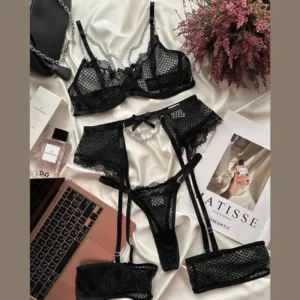Ensembles de lingerie, soutiens-gorge et jarretières en dentelle, lingerie féminine, collection 2024, soutiens-gorge à armatures et strings.