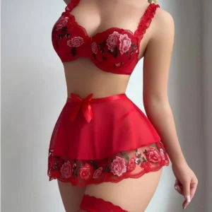 Ensemble de lingerie rouge brodé de roses et orné d'un nœud — Ensemble nuisette sexy soutien-gorge et jupe, nuisette érotique.