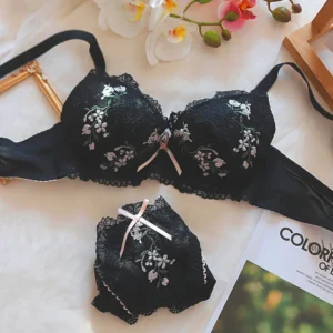 Ensemble de lingerie de mariée en dentelle brodée de fleurs, soutien-gorge et culotte fins à anneaux en acier.