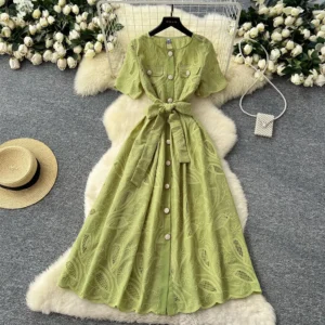 Robe longue vintage pour femme, collection été 2025, robe maxi brodée à Dentellets et col rond, ornée de découpes.