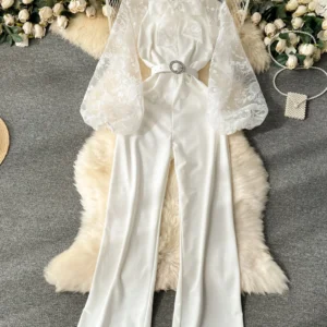 Body long en dentelle Ele avec broderies riches et pantalon large taille haute coupe droite pour un look haut de gamme au quotidien